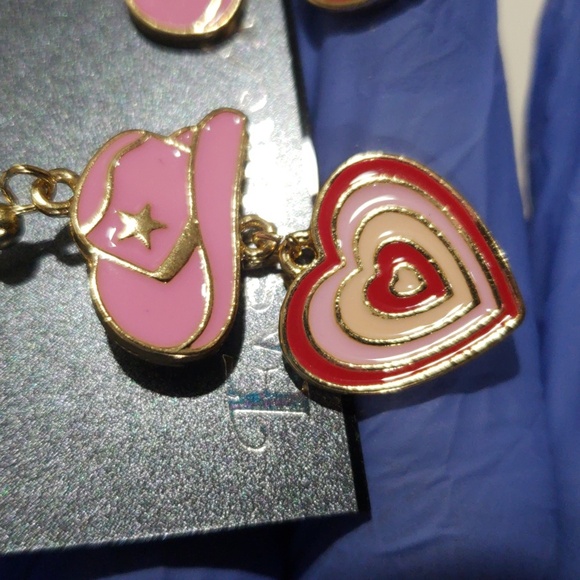 Elegant Trendy Pink Cowboy Hat & Heart Dangle Earrings - Western Fashion Jewelry - Picture 7 of 8
